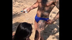 Passando Bronzeador no lutador de MMA Allan Guerra Gomes Chuva de prata na praia Thumb