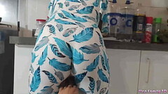 Hijastra Caliente se deja Follar con su Padrastro en la Cocina cuando su mama No Esta en casa Thumb