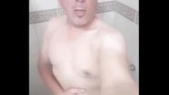 En el ba&ntilde_o desnudo y cantando Thumb