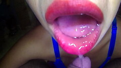 Mi hermanastra me da unas mamadas asta que me corro dentro de su boca a ella le encanta el semen Thumb