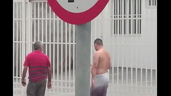 Parrudo andando sem cueca na rua Thumb