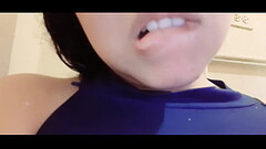 Me masturbo en un ba&ntilde_o publico por d&iacute_a de la mujer estoy ardiendo necesito una buena p Thumb
