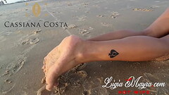 Ela corre na areia da praia e bate com o bumbum na &aacute_gua kkk - Vem ver meu marido comendo meu  Thumb