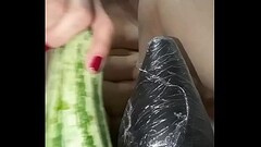 A vadia n&atilde_o se contenta s&oacute_ com b., adora arrebentar o rabo numa abobrinha grande e gro Thumb