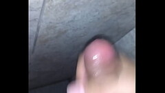 Pendejo se masturba en el ba&ntilde_o Thumb