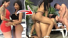Travesti humilhou enfiando a NABA no CU da esposinha na frente do marido Thumb