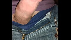 Safado gostoso com tes&atilde_o na mala batendo uma punha at&eacute_ gozar gostoso no final. Thumb