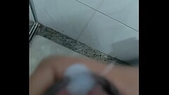 Punhetinha r&aacute_pida no banheiro Thumb
