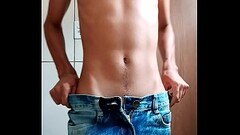 Ficou com tes&atilde_o e o novinho safado foi pra o banheiro bater punheta Thumb