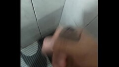 Batendo uma no banheiro Thumb