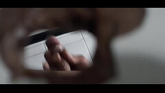 Homem batendo punheta e gozando no banheiro, no centro de Campinas Thumb