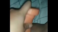 Mi amiguita me pide que le d&eacute_ mientras se mete el dildo Thumb