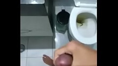 NEGRO GOSTOSO PELUDO GOZA MUITO MAIS MUITO GOSTOSO NA PRIVADA EM QUANTO SEU PAI NAO CHEGA EM CASA BA Thumb