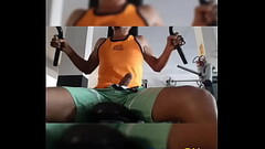 Mostrando o pau duro na academia Thumb