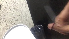 Mijando no banheiro do shopping com o pau duro cabe&ccedil_udo Thumb