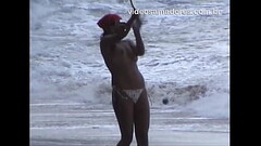 Garotas de topless se divertem jogando frescobol na praia do Eden - Guaruj&aacute_ Thumb