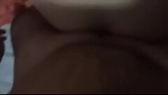Coroa casado me comendo sem camisinha na cama da esposa Thumb