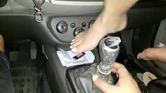 Caiu na net  novinha foi convencida pelo namorado a enfiar o cambio do carro na vagina !!! celular f Thumb