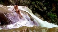 Lilyan se pone cachonda en el rio Thumb