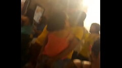 Macho sedutor cheio de tes&atilde_o seduz e tra&ccedil_a novinha safada em p&uacute_blico ao som da  Thumb