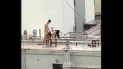 Casal &eacute_ flagrado fazendo sexo em cobertura de pr&eacute_dio enquanto plateia assiste Thumb