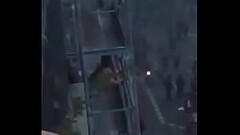 Mulher fudendo na sacada do pr&eacute_dio enquanto franceses manifestam Thumb
