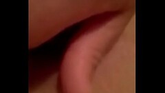 SE METE LOS DEDOS BIEN RICO EN SU PANOCHA MOJADA Thumb